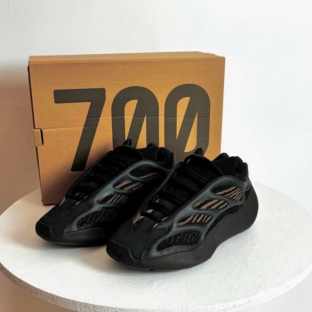 Yeezy 700 V3 brand new